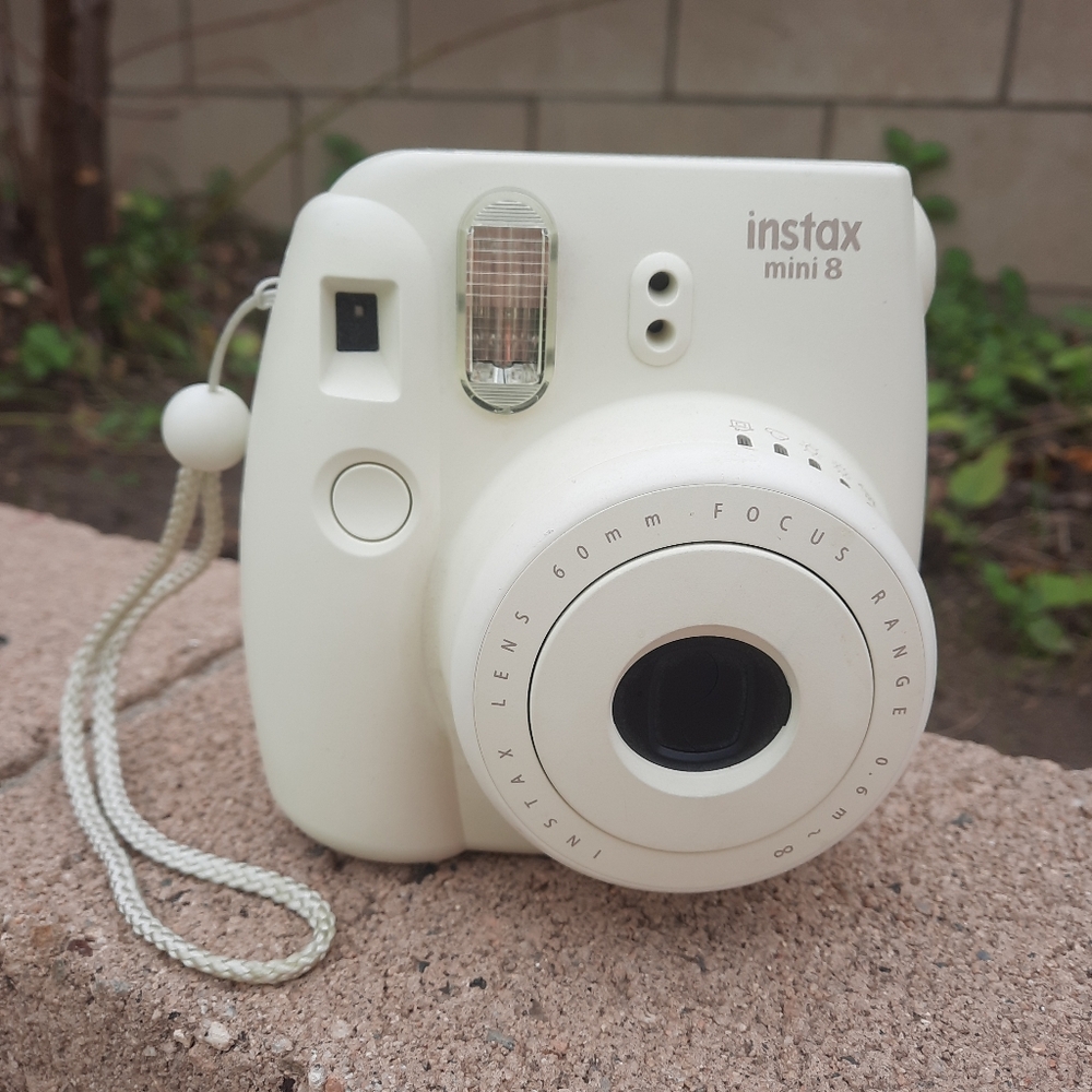 Fujifilm Instax Mini 8 Instant Camera White Turns On Not Working Parts ONLY!!!